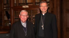 Im Jahr 2022 begegneten sich der Luxemburger Erzbischof Jean-Claude Kardinal Hollerich SJ erhält (l.) und Bischof Dr. Michael Gerber an der Theologischen Fakultät Fulda, wo Hollerich im Rahmen des Kontaktstudiums über Synodalität sprach. Foto (Archiv): Bistum Fulda / Ralph Leupolt