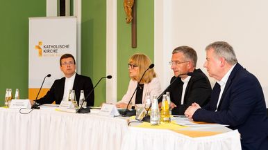 Mit einem klaren Bekenntnis zu Verantwortung und Transparenz reagierten Generalvikar Dr. Martin Stanke, Personalleiterin Beate Lopatta-Lazar und Bischof Dr. Michael Gerber (v. l.) auf den Abschlussbericht der Unabhängigen Kommission. Sie zeigten sich tief erschüttert über das dokumentierte Leid und kündigten konkrete Schritte zur strukturellen Veränderung an. Pressesprecher Matthias Reger (r.) moderierte das Gespräch. Foto: Bistum Fulda / Burkhard Beintken 